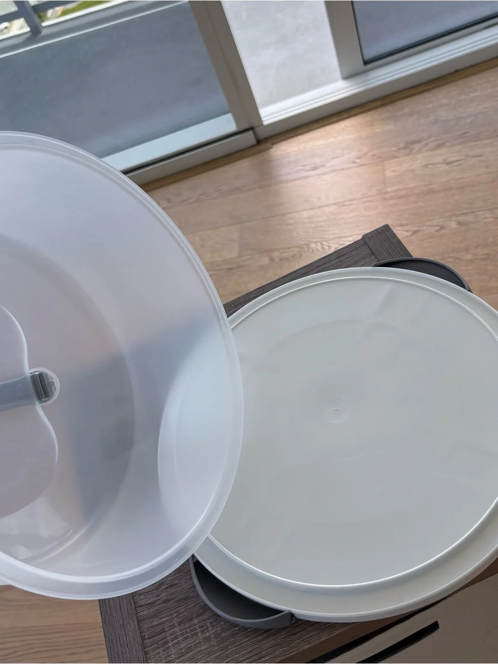 Sterilite Semi Transparent Cake Carrier with Gray Handle